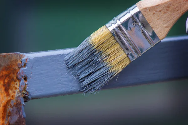 Pintar Quadro Ferro Com Tinta Cinza Foco Seletivo — Fotografia de Stock