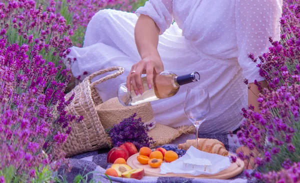 Girl Lavender Field Pours Wine Glass Relaxation Selective Focus — 图库照片