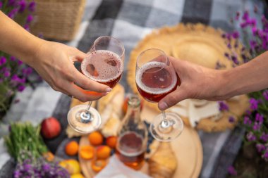 Kız lavanta tarlasında dinleniyor, şarap içiyor. Seçici odaklanma. Rahatlama