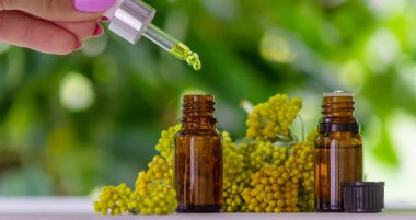 Tansi özü ve tentürle dolu bir şişe. Aromaterapi, spa ve bitkisel ilaç konsepti. seçici odak