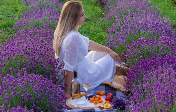 Girl Holds Glass White Wine Backdrop Lavender Field Girl Drinks — 图库照片