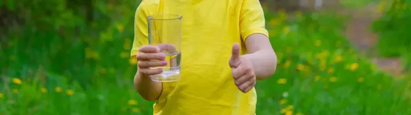 Niño Pequeño Bebiendo Agua Con Vaso Parque Enfoque Selectivo — Foto de Stock