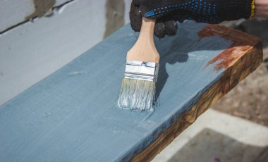 Ağacı griye boyayan fırçalı bir el. seçici odak