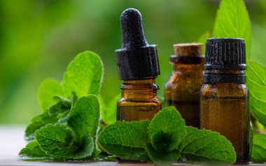 Küçük bir kavanoza nane özü. Seçici odak.