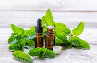 Küçük bir kavanoza nane özü. Seçici odak.