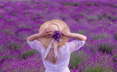 Kız lavanta tarlasında dinleniyor. seçici odak