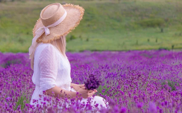 Girl Resting Lavender Field Selective Focus — 图库照片