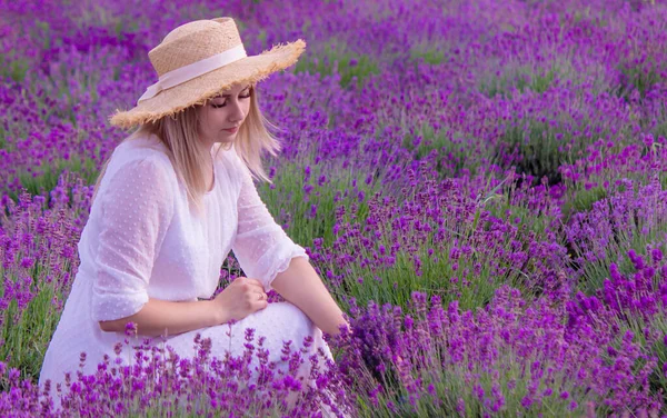 Girl Resting Lavender Field Selective Focus — 图库照片