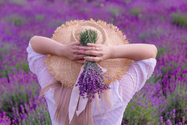 Girl Resting Lavender Field Selective Focus — 图库照片