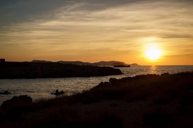 Menorca 'da turuncu gün batımı.