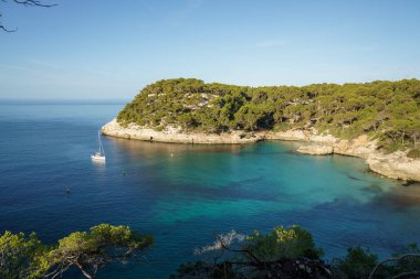 Menorca adasında yaz kartpostalı.