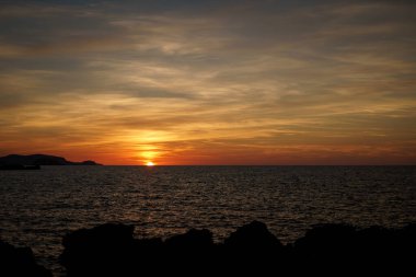 Menorca 'da turuncu gün batımı.