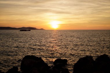 Menorca 'da turuncu gün batımı.
