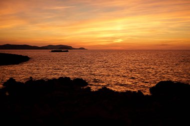 Menorca 'da turuncu gün batımı.