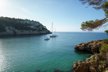 Menorca adasında yaz kartpostalı.