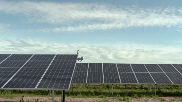 Ηλιακοί συλλέκτες που παράγουν πράσινη ενέργεια — Αρχείο Βίντεο