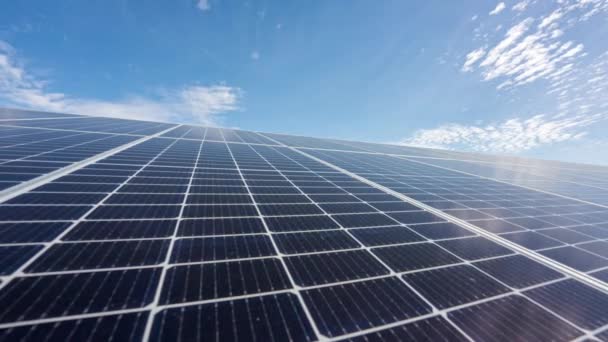 Paneles solares que generan energía verde — Vídeo de stock