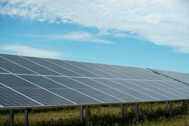 Yeşil enerji üreten güneş panelleri