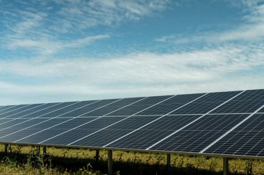 Yeşil enerji üreten güneş panelleri