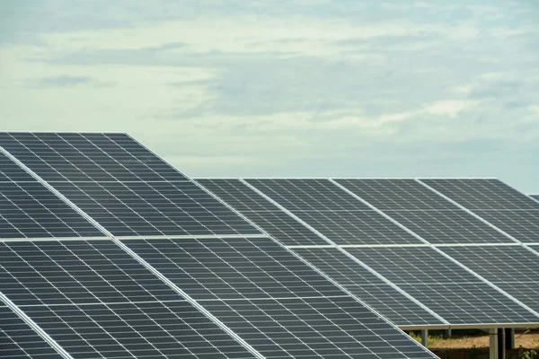 Panele słoneczne generujące zieloną energię — Zdjęcie stockowe