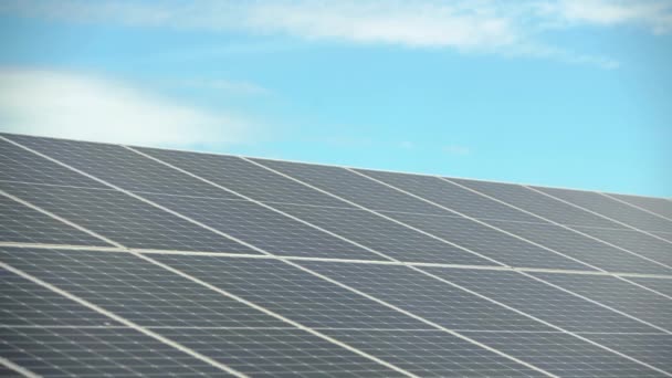 Солнечные панели, генерирующие зеленую энергию — стоковое видео