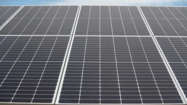 Panele słoneczne generujące zieloną energię — Wideo stockowe