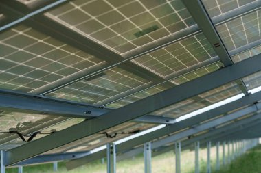 Yeşil enerji üreten güneş panelleri