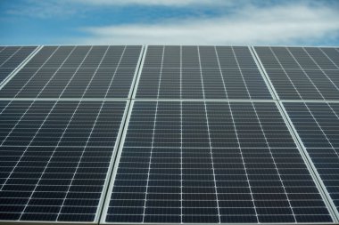 Yeşil enerji üreten güneş panelleri
