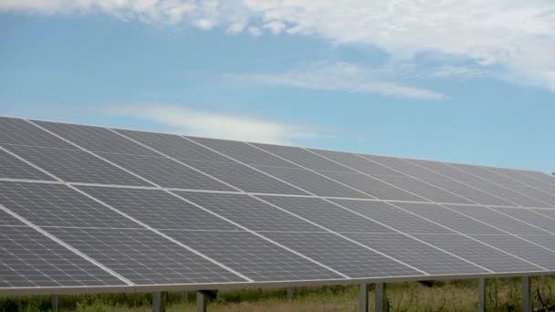 Ηλιακοί συλλέκτες που παράγουν πράσινη ενέργεια — Αρχείο Βίντεο