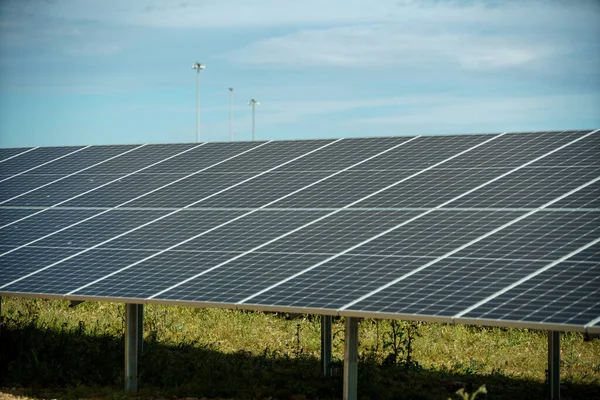 Panele słoneczne generujące zieloną energię — Zdjęcie stockowe