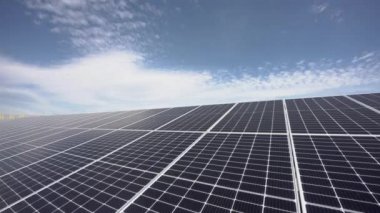 Yeşil enerji üreten güneş panelleri