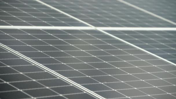 Zonnepanelen die groene energie genereren — Stockvideo