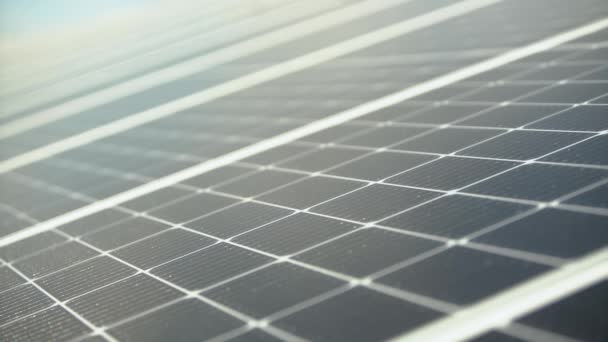 Solpaneler som genererar grön energi — Stockvideo