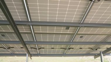 Yeşil enerji üreten güneş panelleri