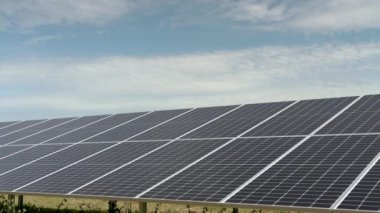 Yeşil enerji üreten güneş panelleri