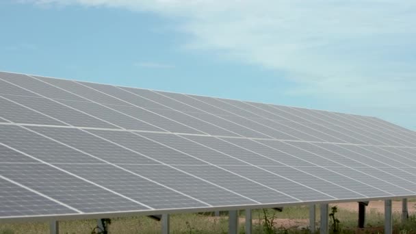 Солнечные панели, генерирующие зеленую энергию — стоковое видео