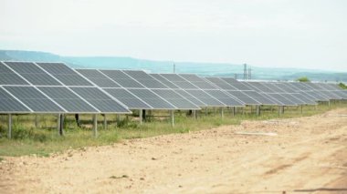 Yeşil enerji üreten güneş panelleri