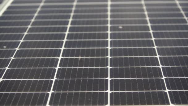 Sonnenkollektoren, die grüne Energie erzeugen — Stockvideo
