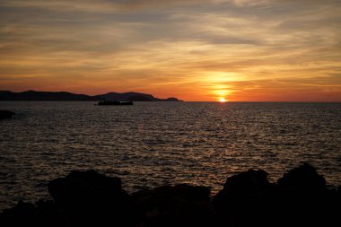 Menorca 'da turuncu gün batımı.