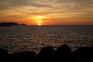 Cala Viola de Ponent, Menorca. Eylül 2021. Akdeniz 'de muhteşem bir gün batımı. Menorca adasının paradisaik sahillerinden birinde.