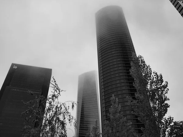 Madrid gökdelenleri İspanya 'nın en yüksek gökdelenleri. — Stok fotoğraf