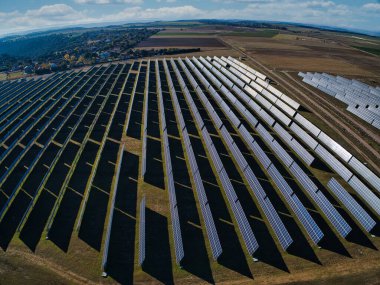 Güneş enerjisi panelleri ve rüzgar türbini