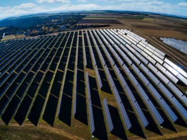 Güneş enerjisi panelleri ve rüzgar türbini