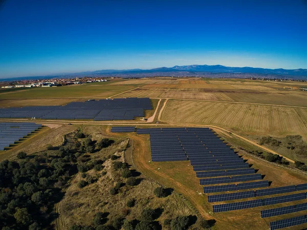 Painéis de energia solar e turbina eólica — Fotografia de Stock