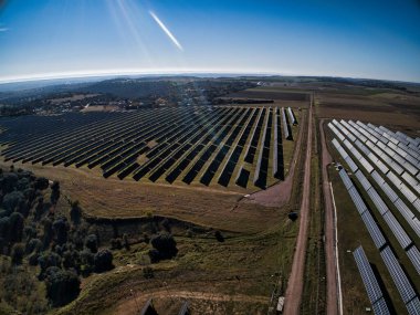 Güneş enerjisi panelleri ve rüzgar türbini