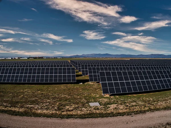 Painéis de energia solar e turbina eólica — Fotografia de Stock