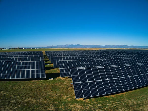 Painéis de energia solar e turbina eólica — Fotografia de Stock