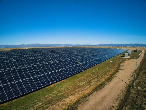 Painéis de energia solar e turbina eólica — Fotografia de Stock