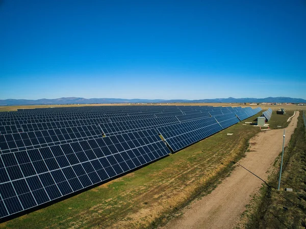 Painéis de energia solar e turbina eólica — Fotografia de Stock