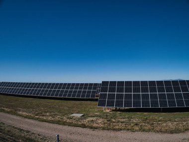 Güneş enerjisi panelleri ve rüzgar türbini